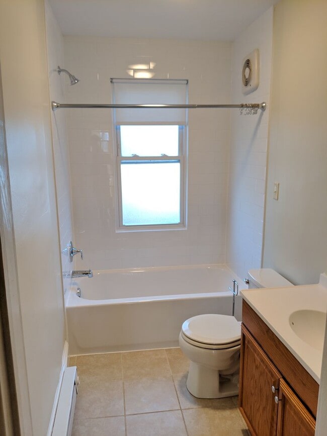 Building Photo - Charming Historic townhouse in downtown Frederick available mid June!