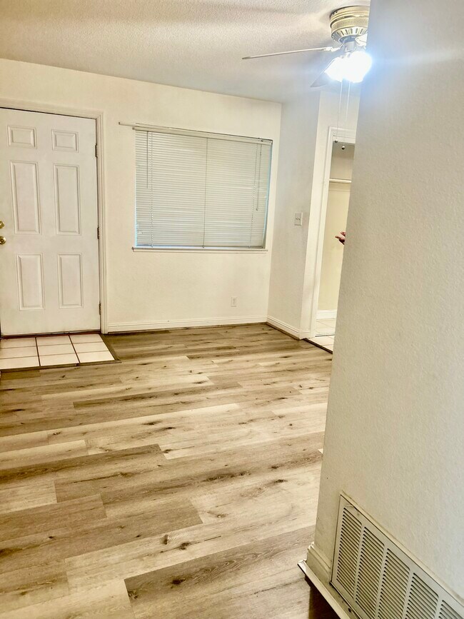 Building Photo - 2025 Benita Dr