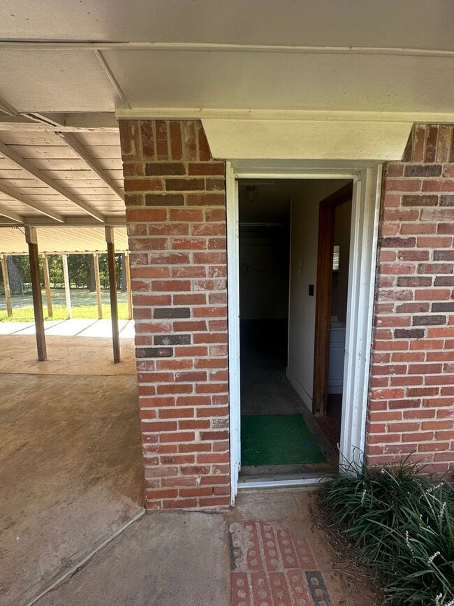 Building Photo - 16881 Beau-Kay Dr