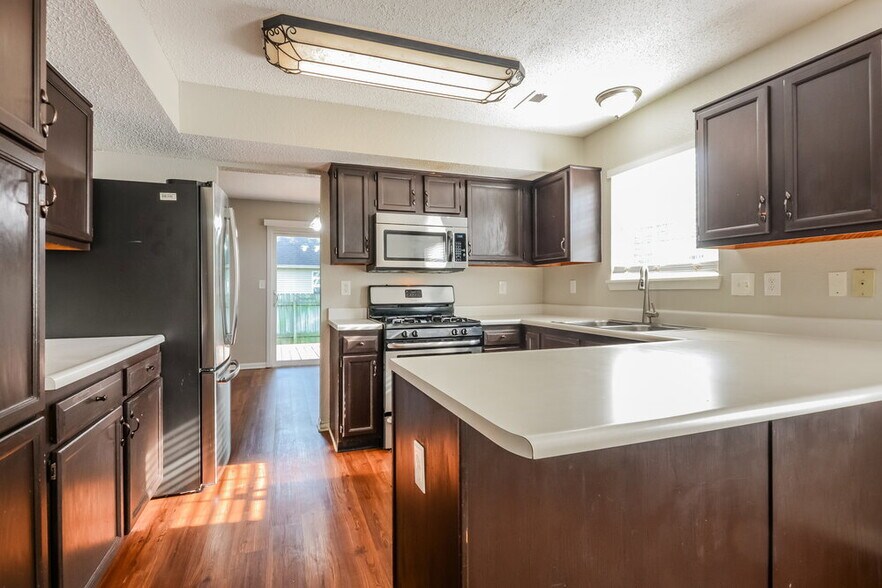 Building Photo - 707 Deer Trail Dr
