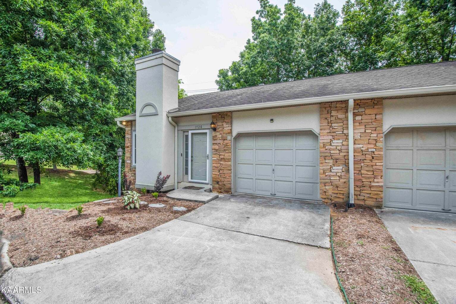 Building Photo - 1728 Stone Hedge Dr