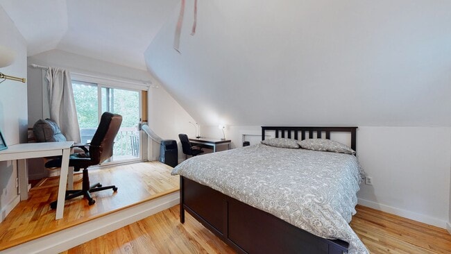 Building Photo - 6 Bedroom Apartment in Science Hill, close to downtown! (Laundry In Unit)