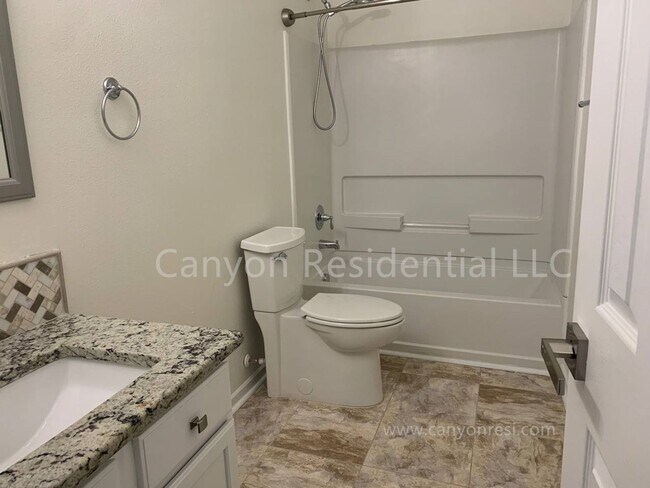 Building Photo - Beautiful 3b Room!Move in ready!