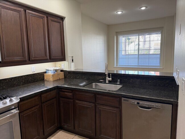 Building Photo - Beautiful Camarillo Townhome