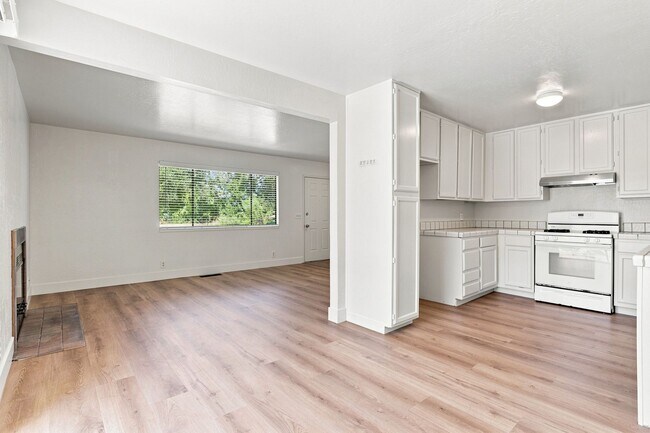 Building Photo - 224 Green Meadow Dr