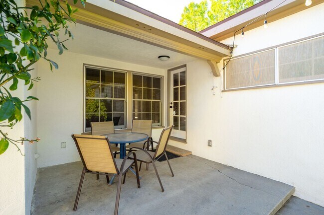 Building Photo - Single-story 3+3 in Woodland Hills w/appli...