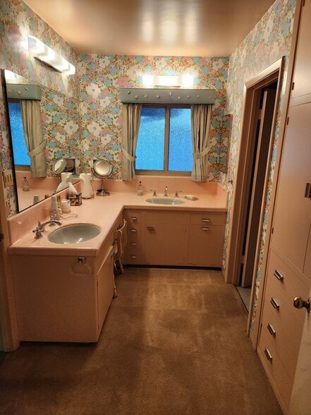 Room #2 Double sinks with ample dressing space. - 317 W Banbury Dr