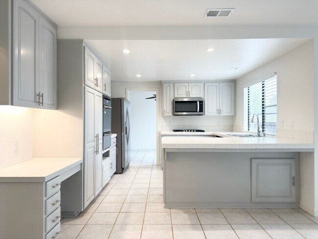 Building Photo - Centrally Located Single Level in Oceanside!