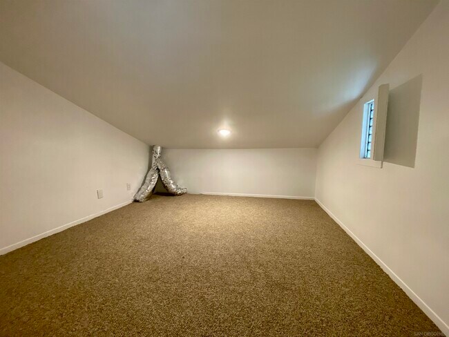 Building Photo - 293 Chapalita Dr