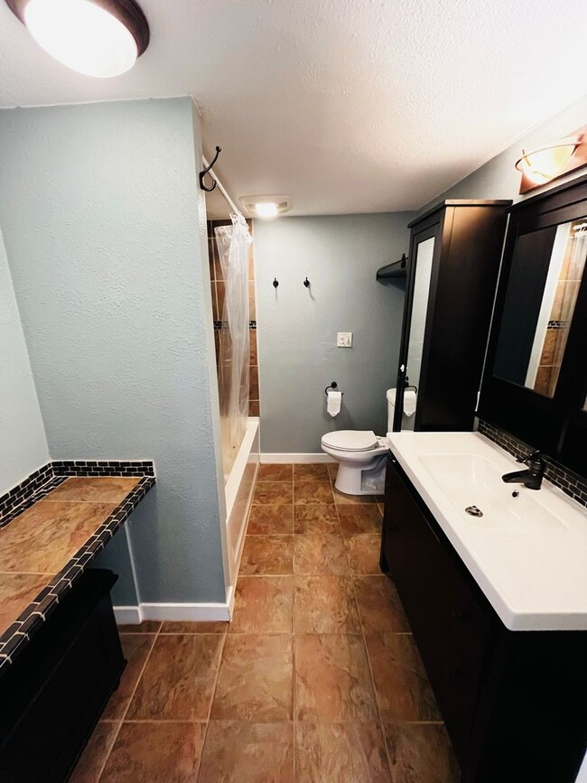Building Photo - 4 Bedroom East Bremerton with Large Yard