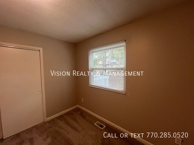 Building Photo - 5842 Oak Ct