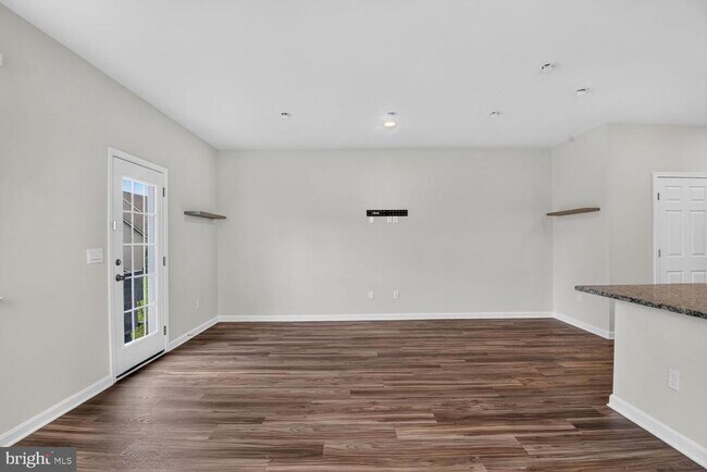 Building Photo - 184 College Dr