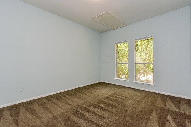 Building Photo - 1231 Creekford Cir
