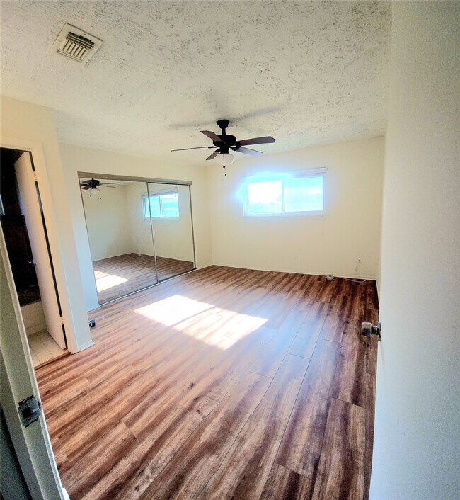 Building Photo - 7211 Skylight Ln