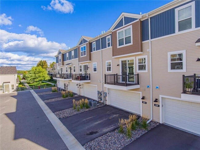 Building Photo - 855 Roselyn Dr