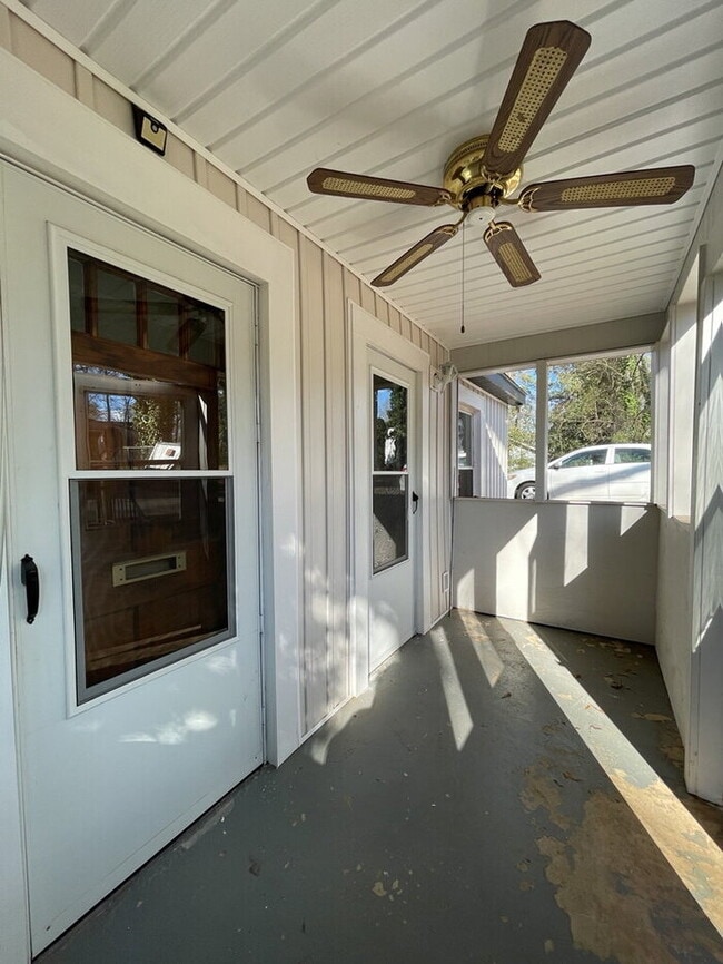 Building Photo - 419 Douglas St