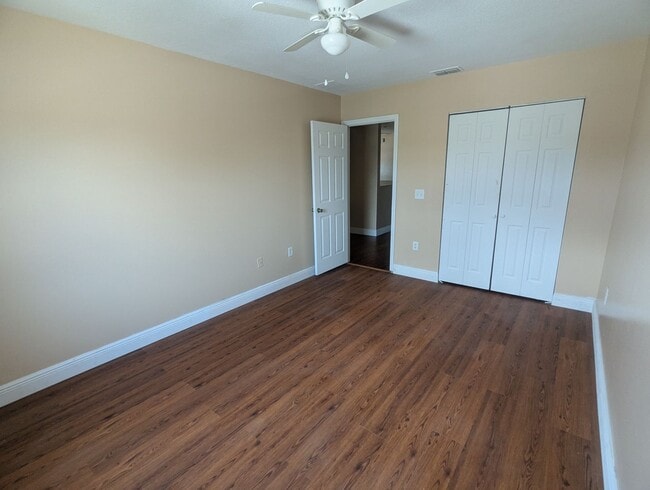 Building Photo - FOR RENT 4 Bedroom 2 1/2  Bath with Den/Office/5th bedroom, Furry  friends Welcome!