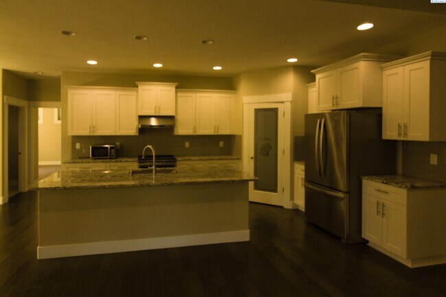 Building Photo - 4 Bed/2 Bath Home in Kennewick