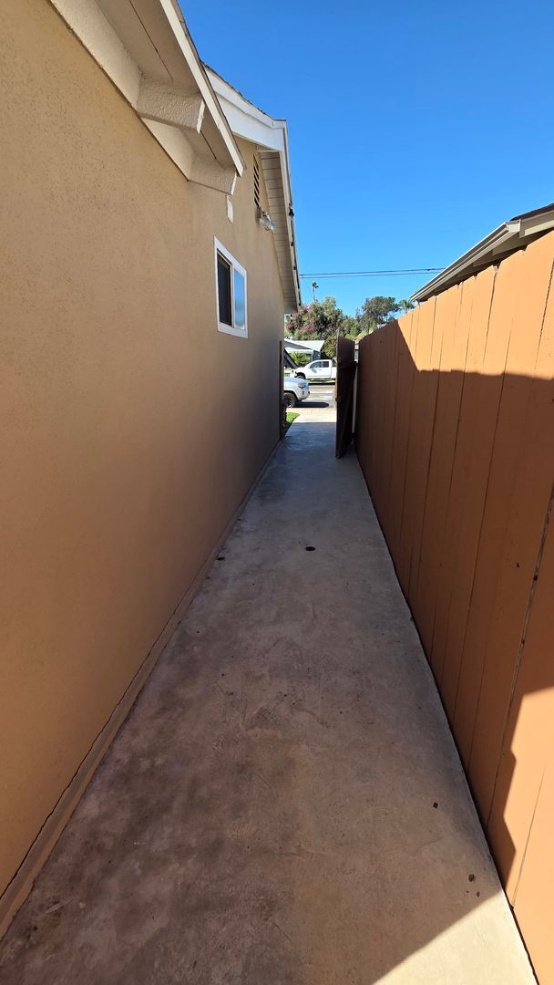 Building Photo - Spacious 3 bed 1 bath with a large backyard!