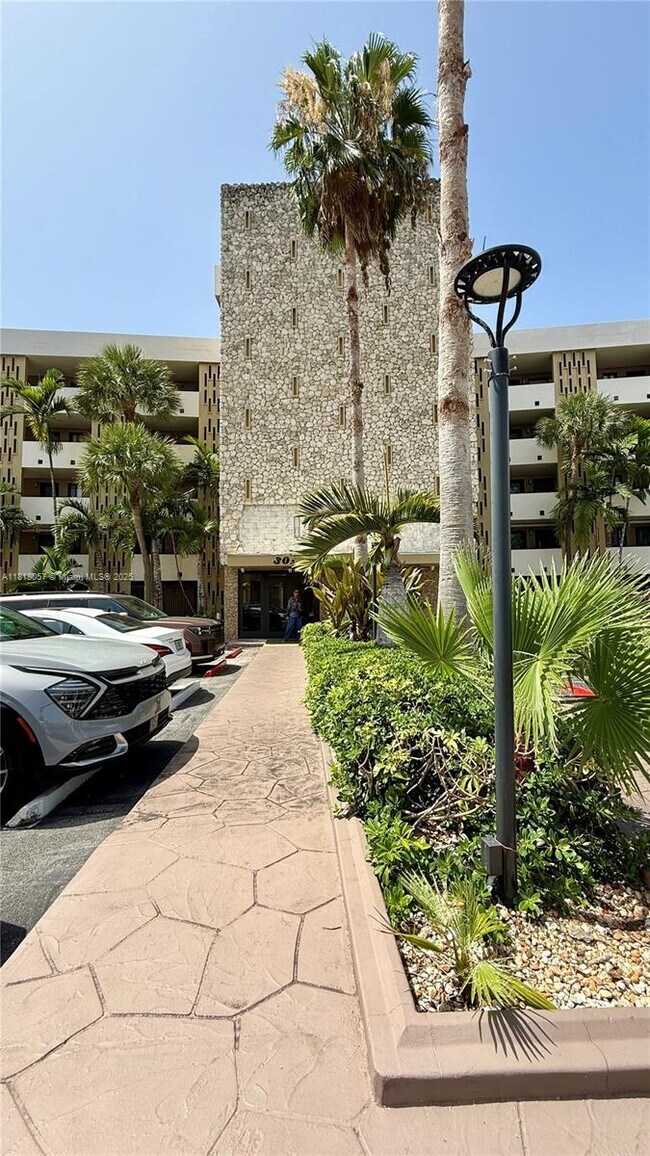 Building Photo - 301 Golden Isles Dr