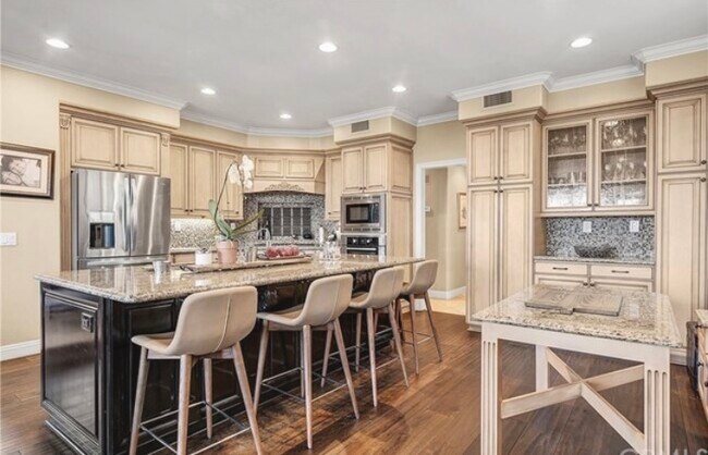 Building Photo - 9 Marisol