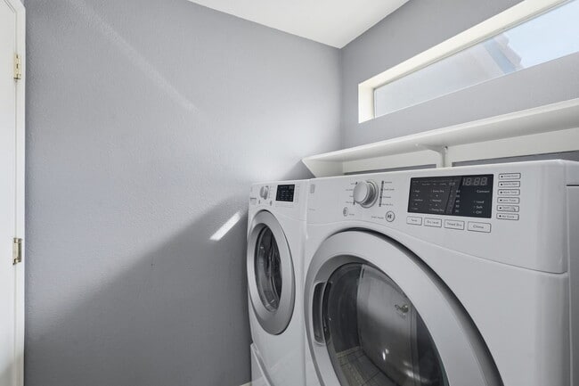 Building Photo - 542 N Palo Verde