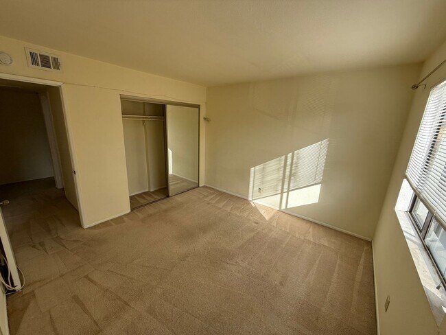 Building Photo - Prime Location End-Unit 3BR 2.5BA Townhome for Rent