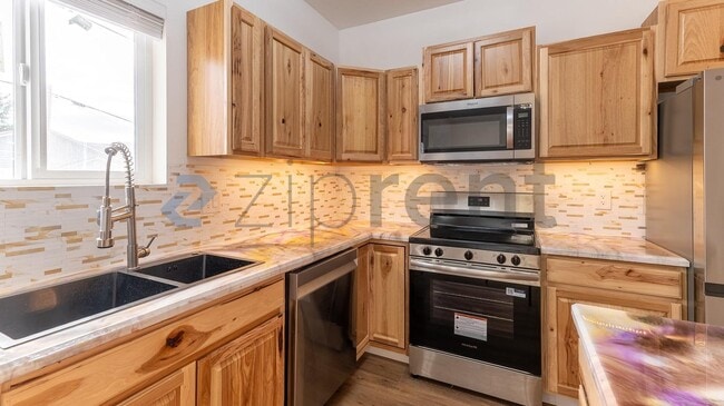 Building Photo - 307 E Thorn St