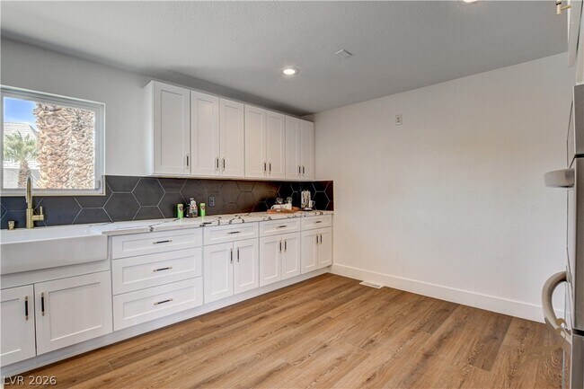 Building Photo - 2685 S Tenaya Way