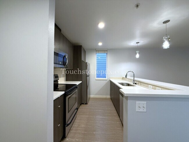 Building Photo - $500 OFF OF RENT! - Contemporary 2 Bedroom, 1.5 Bathroom Apartment, Northeast Portland