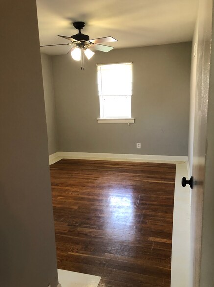 Building Photo - 7558 Woodland Ave Unit B