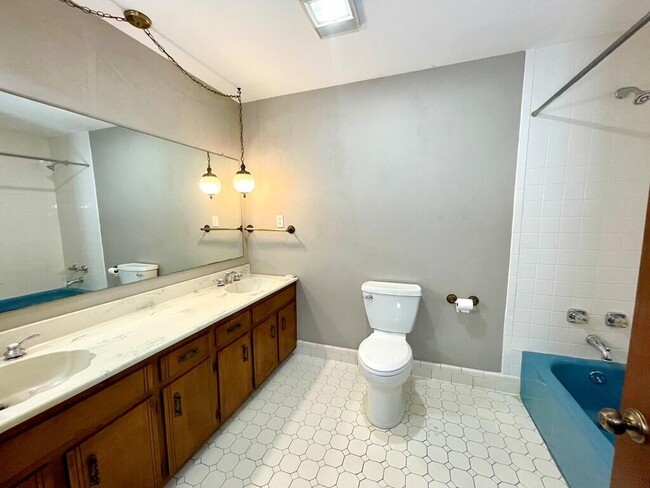 Building Photo - 205 Browning Pl