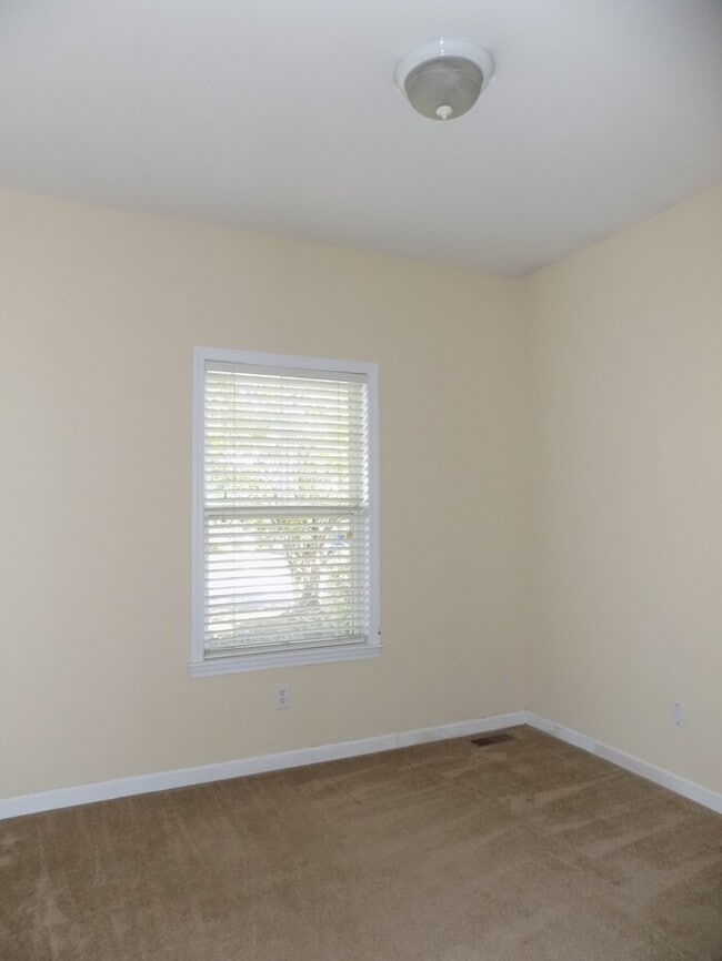 Building Photo - Earlewood-Offering Self Guided Tour with R...