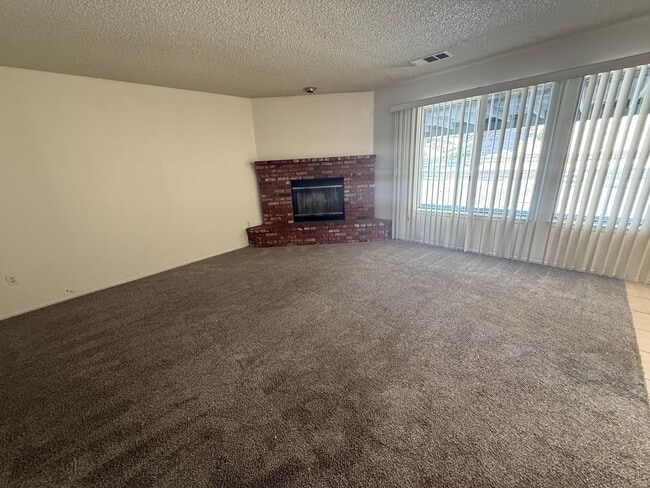 Building Photo - Silverlake's Home- 3 Bedrooms, 2 Bathrooms...