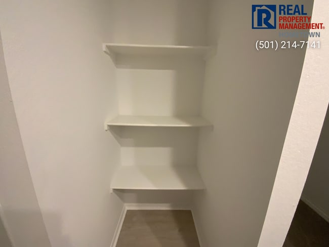 Building Photo - 1495 Meadows Dr