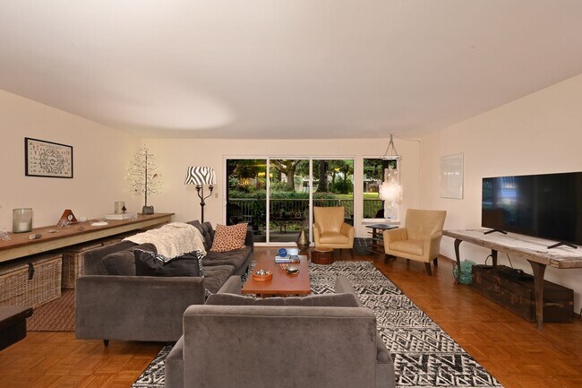 Building Photo - Beautiful 2-bed, 2-bath condo in Seattle f...