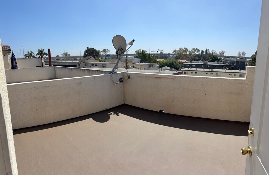 roof top deck - 2470 Corinth Ave
