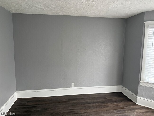 Building Photo - 3694 E 57th St