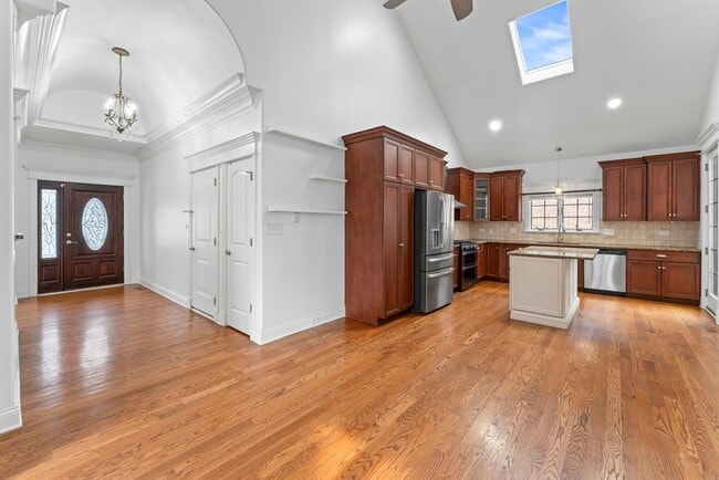 Building Photo - 9743 Oak Park Ave