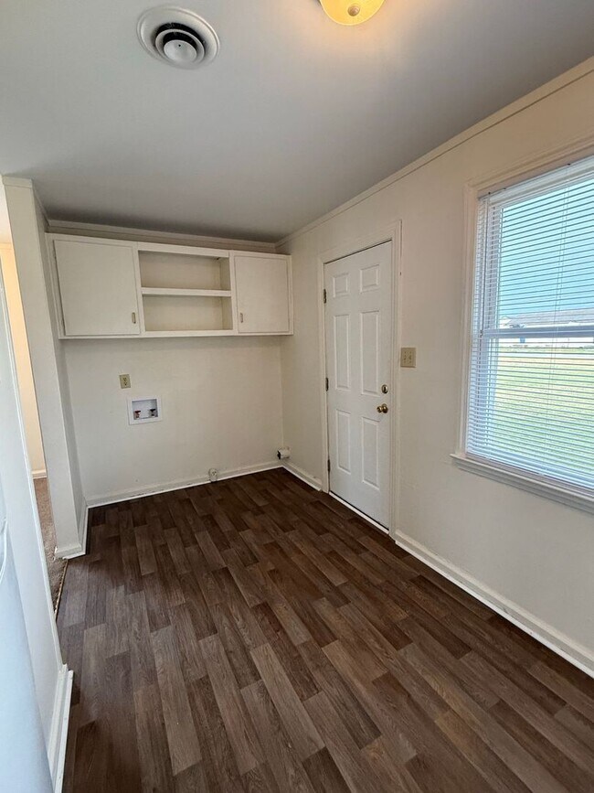 Building Photo - 1 bedroom, 1 bath Duplex