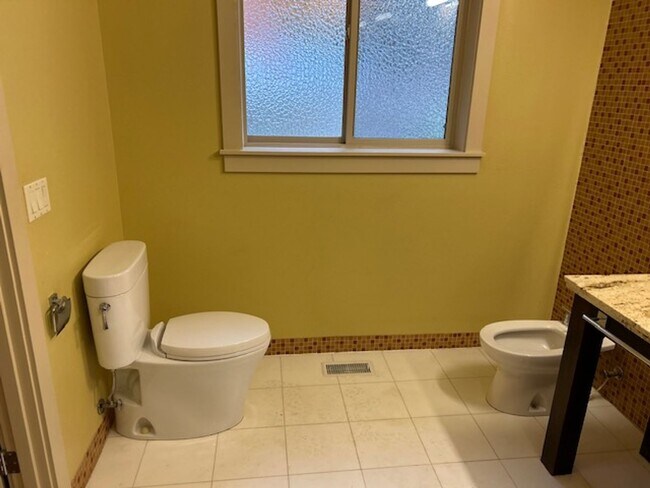 Building Photo - Burnt Bridge Creek 4 bedroom- Single Level