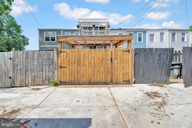Building Photo - 639 20th St NE
