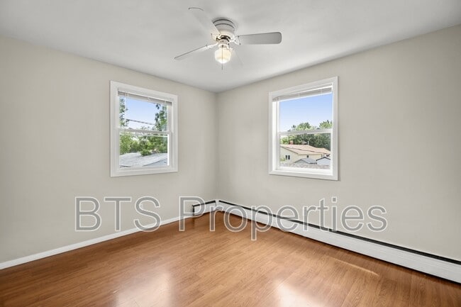 Building Photo - 305 N Pleasant View St