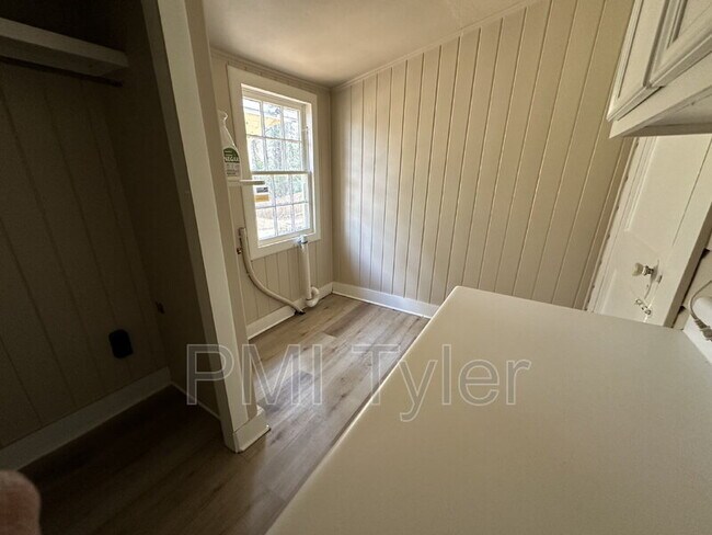 Building Photo - 343 Bonner St