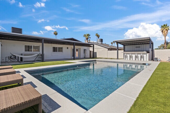 Building Photo - 2166 E Greenway Dr