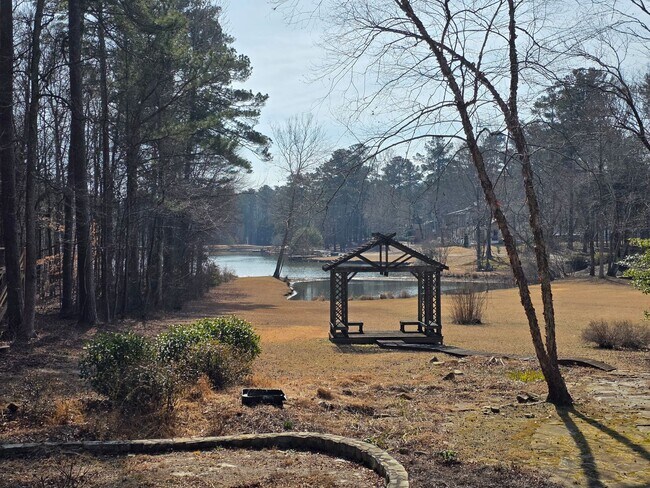 Building Photo - Private 4 bed 3 bath home located in Marietta on 4.5 acres