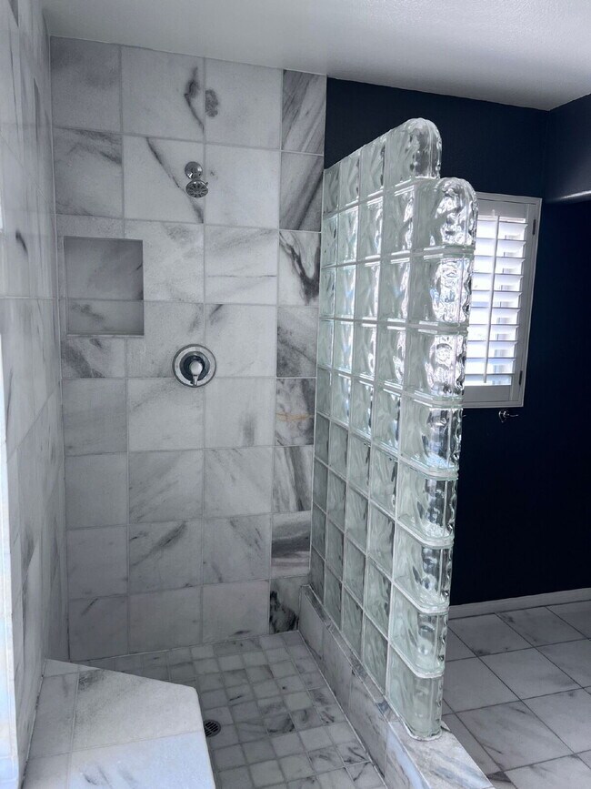 Building Photo - 5-bedroom split level home with GRASS/PRIVATE POOL