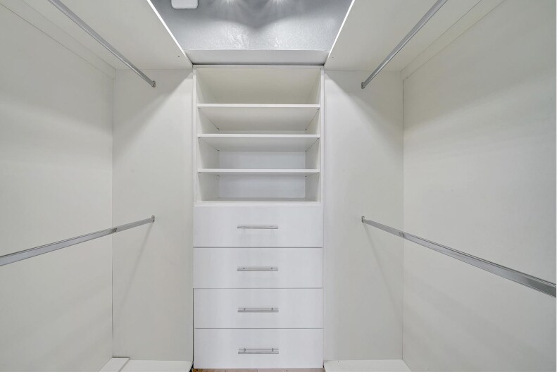 Building Photo - 1100 Saint Charles Pl