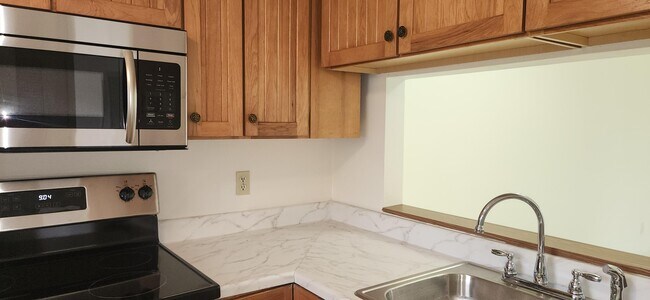 Building Photo - 6832 Palmetto Cir S