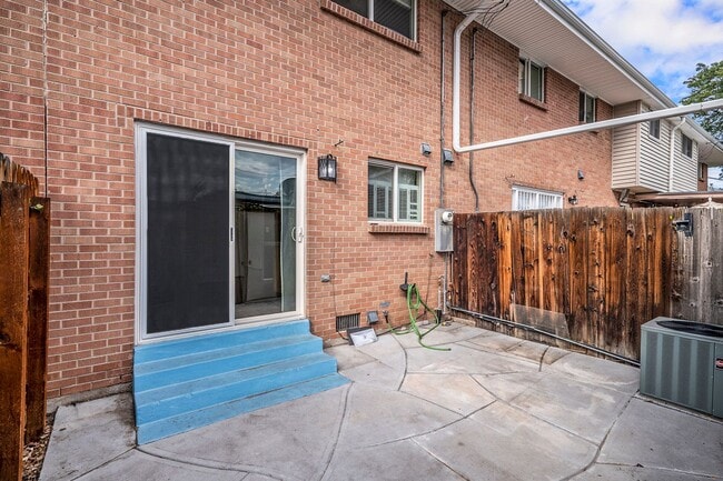 Building Photo - Spacious 2 bedroom home in the heart of Ha...